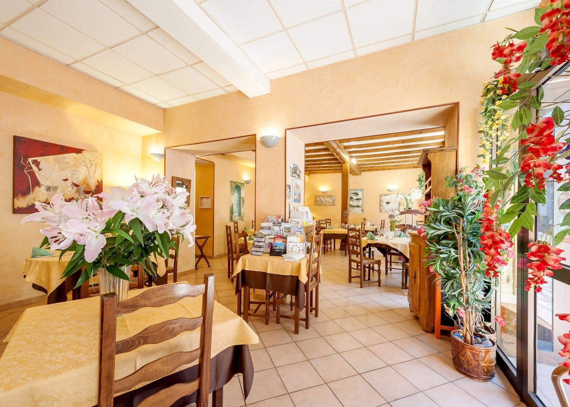 Hôtel Restaurant Le Saint Clément Extérieur photo