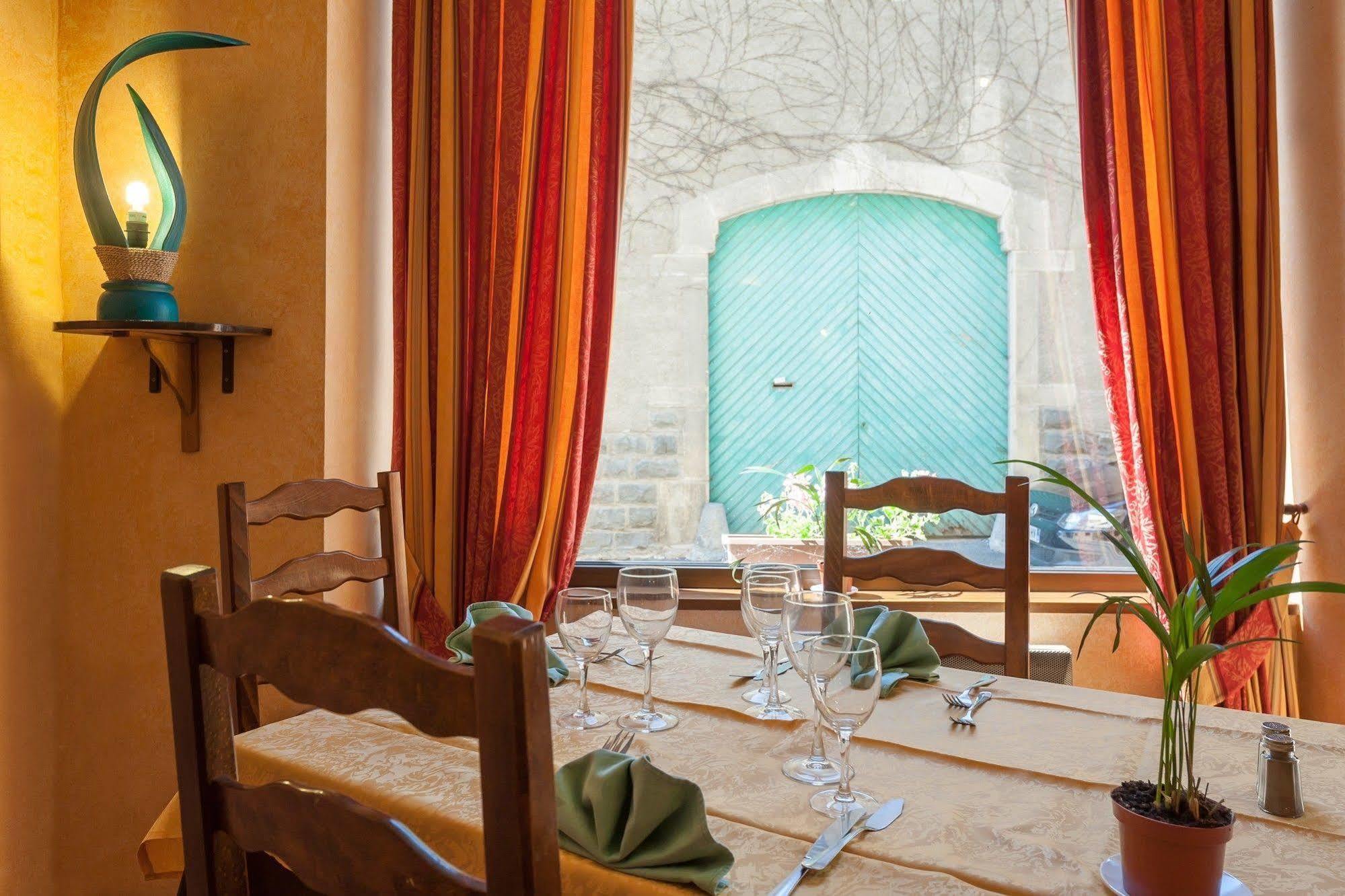 Hôtel Restaurant Le Saint Clément Extérieur photo